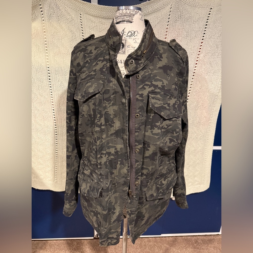 Women’s plus size camo zip jacket